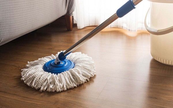 Tăng độ ẩm cho phòng điều hòa bằng cách lau nhà