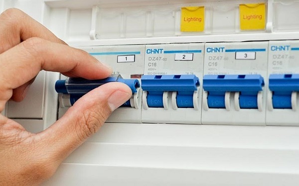 Trước tiên hãy ngắt cầu dao điện để đảm bảo an toàn