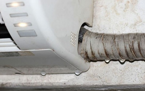 Một trong những nguyên nhân phổ biến khiến máy lạnh rò rỉ nước là do tắc ống thoát nước