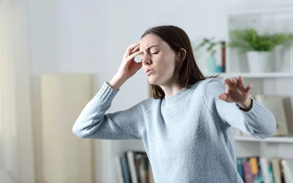 Đau đầu, mệt mỏi khi ngồi trong phòng điều hòa