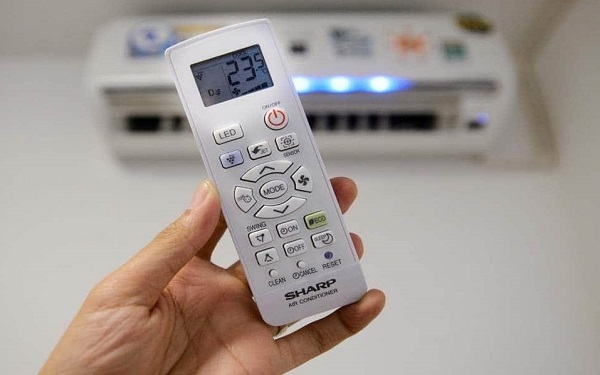 Điều hòa bật không lên do pin điều khiển yếu